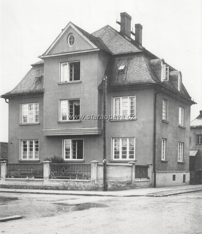 polni (1).jpg - Dům na nároží ulic Dolní pole a Polní. Fotografie z konce 30.let 20.století.